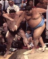 (1)Musashimaru wins aumumn sumo tourney